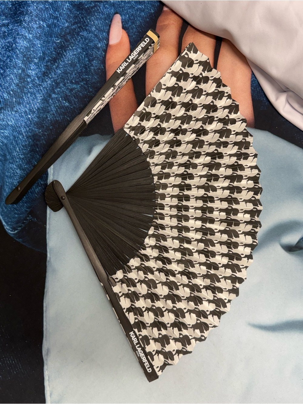 (new+plastic) Karl Lagerfeld Paris (RARE) Monogram Folding Hand Fan with Logo - Picture 6 of 6